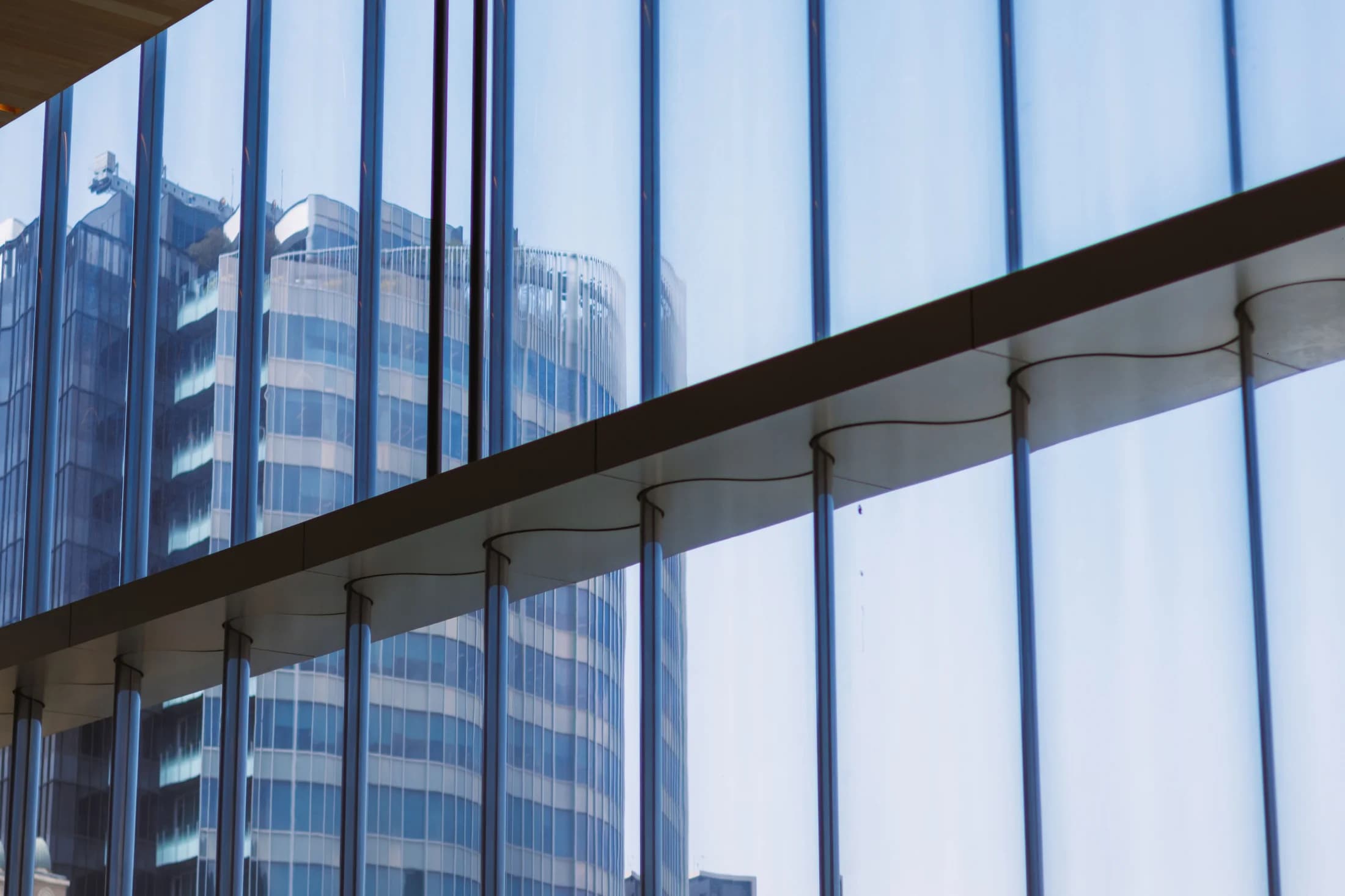 Arquitectura contemporánea reflejada a través de una fachada de vidrio