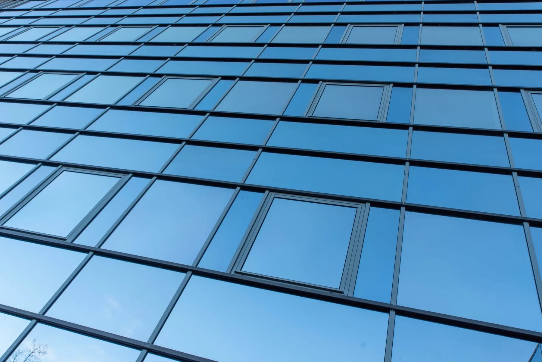 Retícula azul de vidrio en una fachada de oficinas