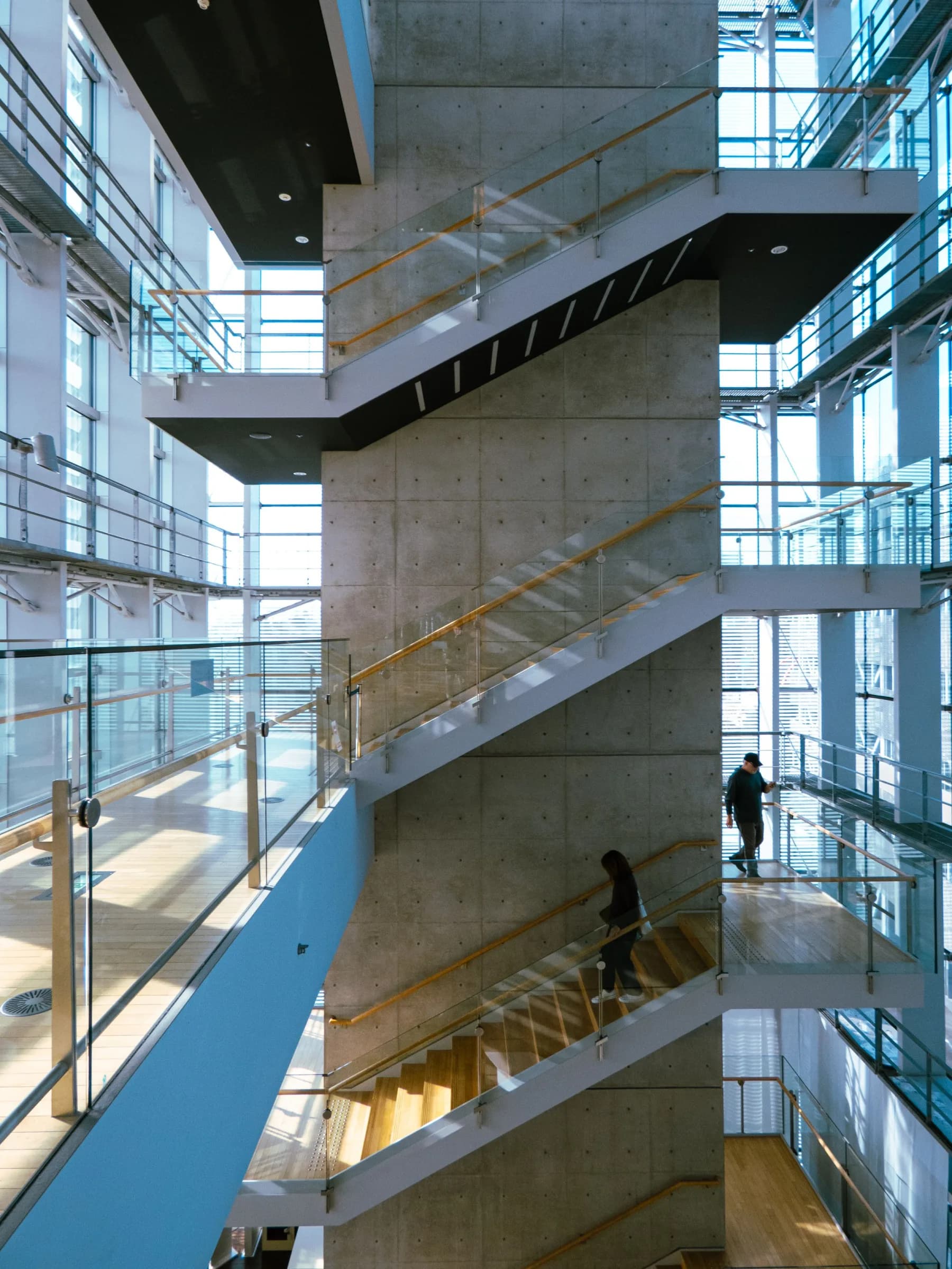 Escalera de hormigón y vidrio en un edificio de oficinas contemporáneo