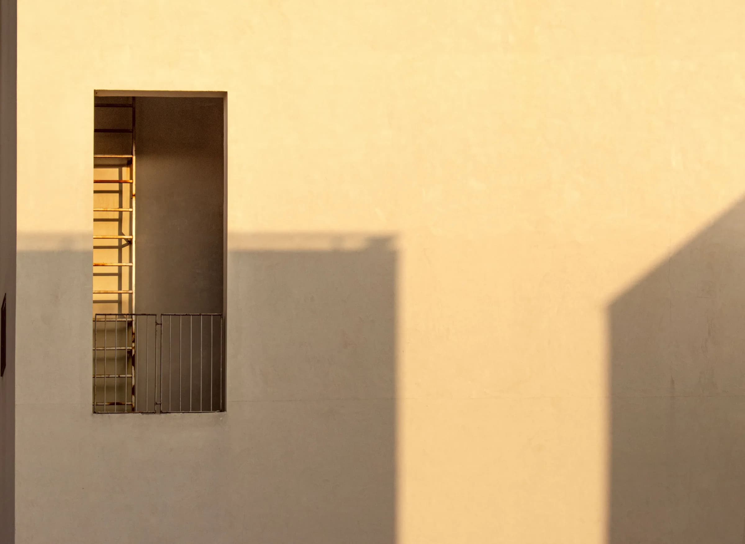 Fachada minimalista modelada por luz y sombras geométricas