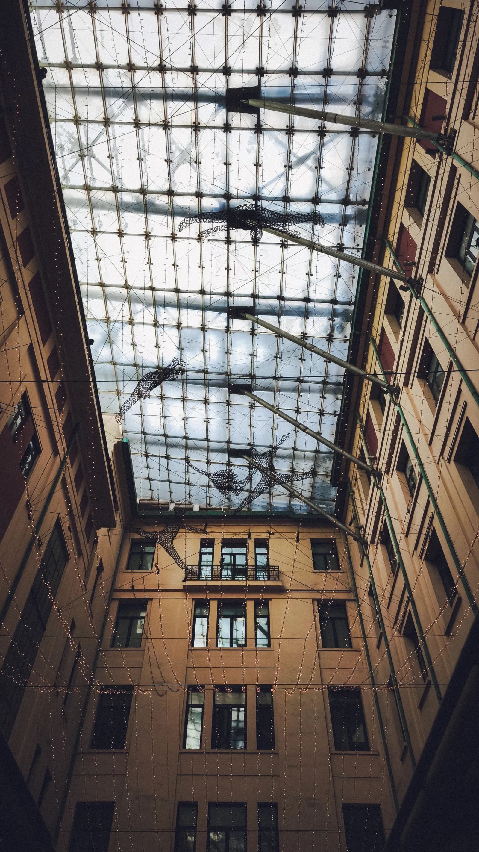Estructura geométrica de vidrio sobre un gran espacio interior