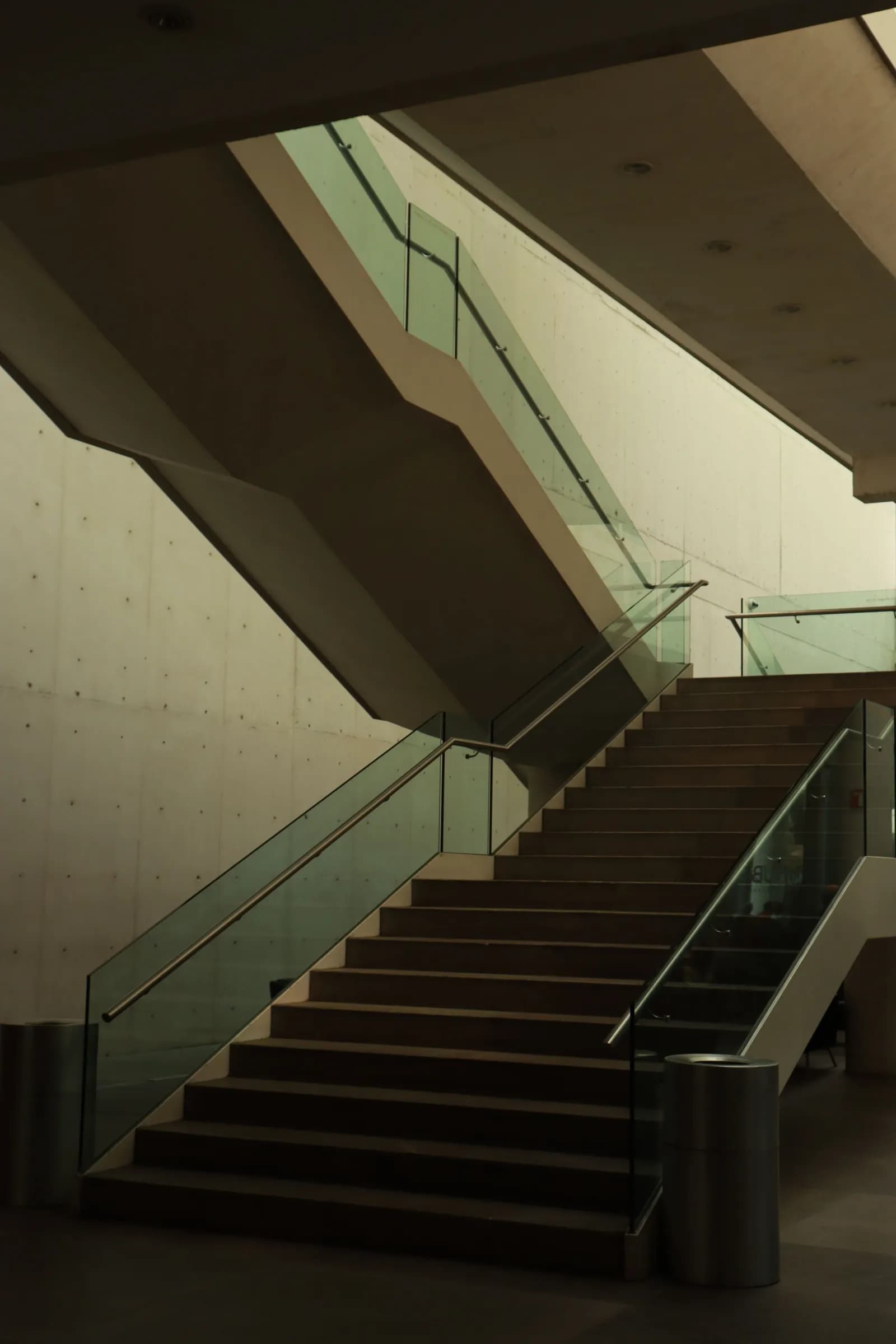 Escalera interior de líneas geométricas en un edificio contemporáneo